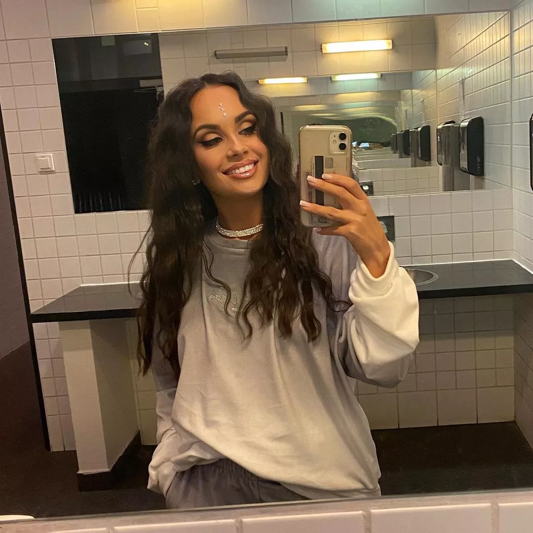 Urocza wokalistka girlsbandu disco polo w czerwieni. Milena Grzywacz kusi fanów swoją urodą! Jak wygląda gwiazda?! 